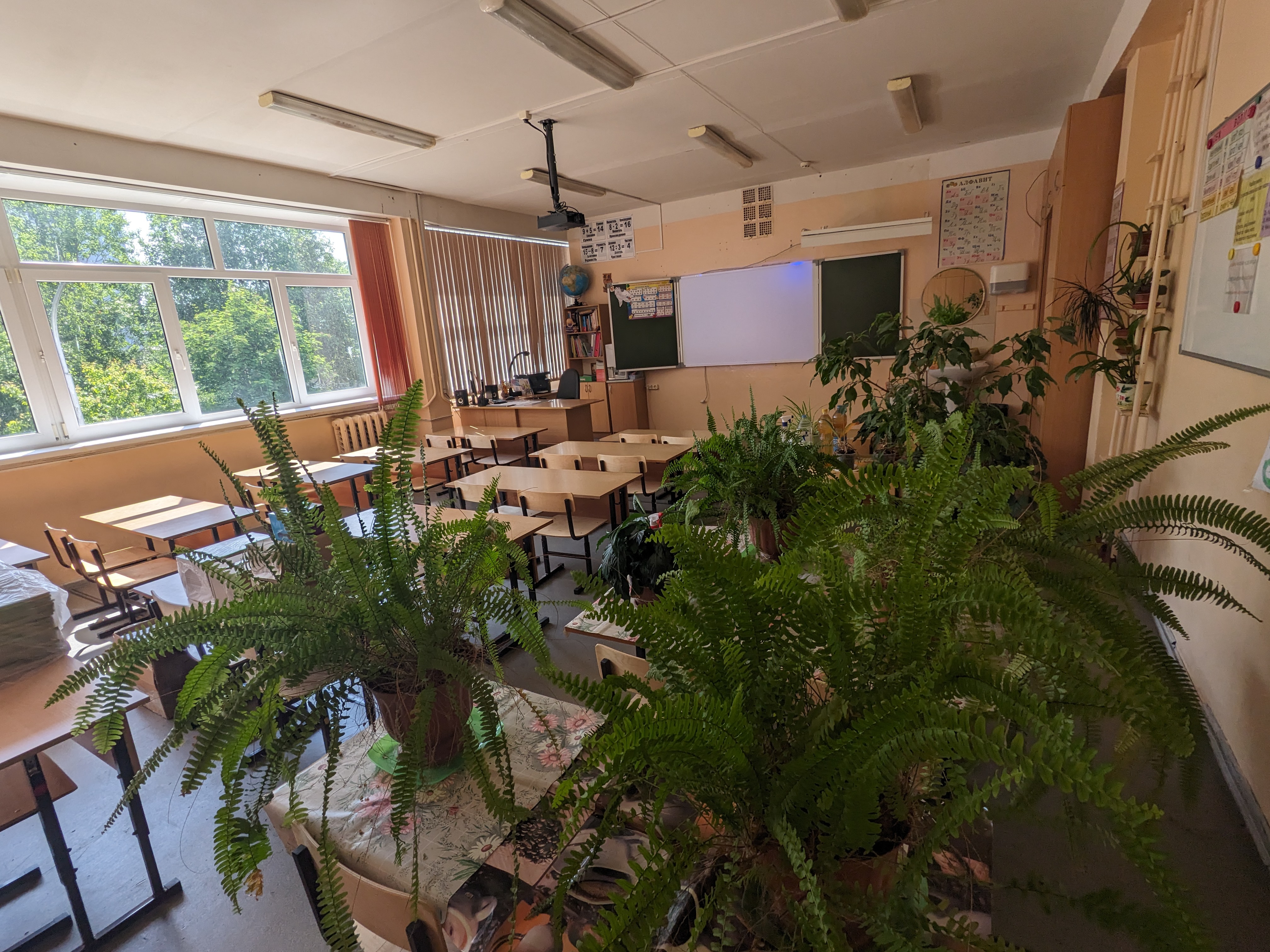 Pusta klasa z tablicą — coraz częstszy widok, gdy dyrektorzy nie mogą znaleźć nauczyciela na wolny etat.
