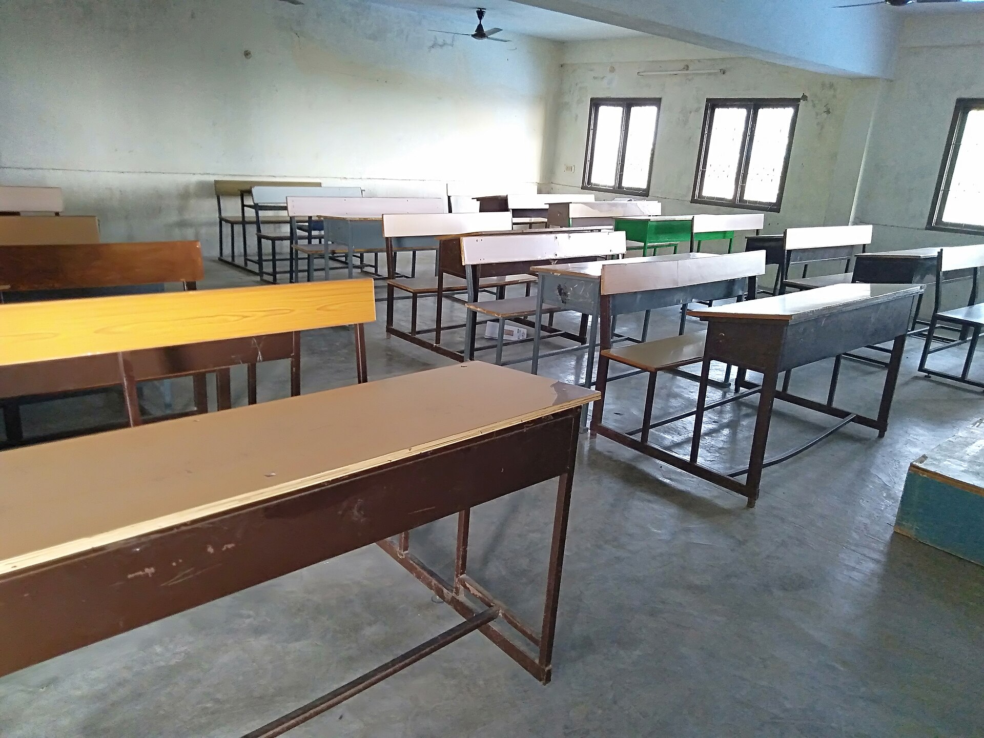 Pusta sala lekcyjna z rzędami ławek — Razem chce szkoły neutralnej światopoglądowo, wspólnej dla dzieci wszystkich wyznań i bezwyznaniowych.