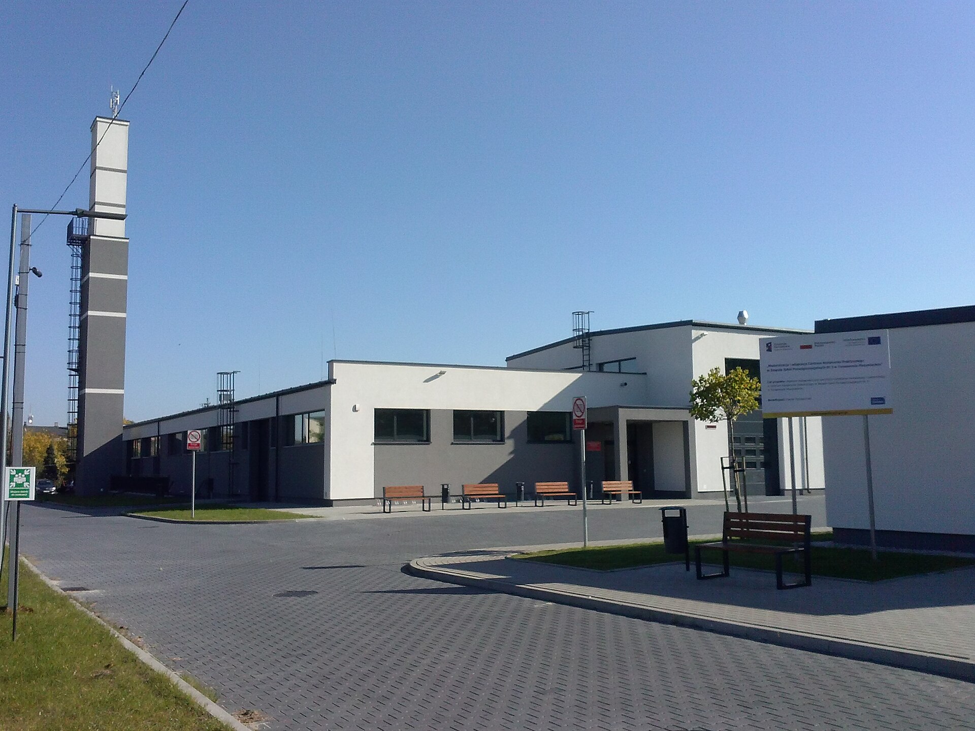 Warsztat techniczny w zespole szkół zawodowych „Samochodówka” w Tomaszowie Mazowieckim — stanowiska do praktycznej nauki zawodu.